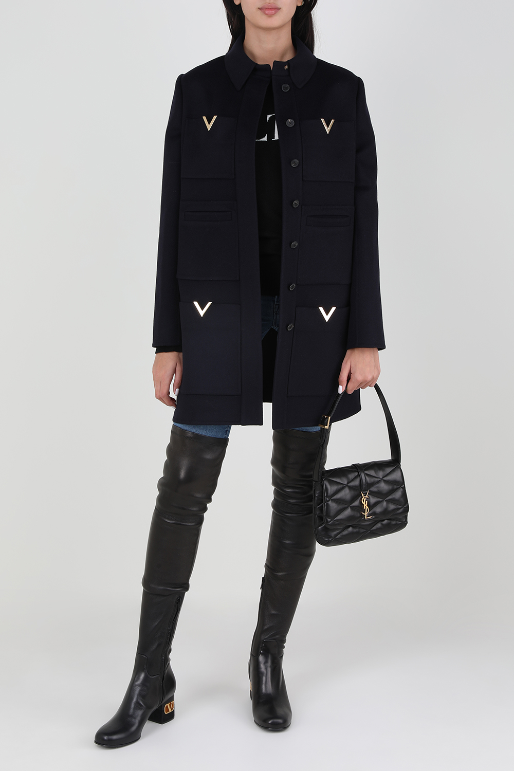 מעיל ארוך מצמר עם לוגו וי כסוף